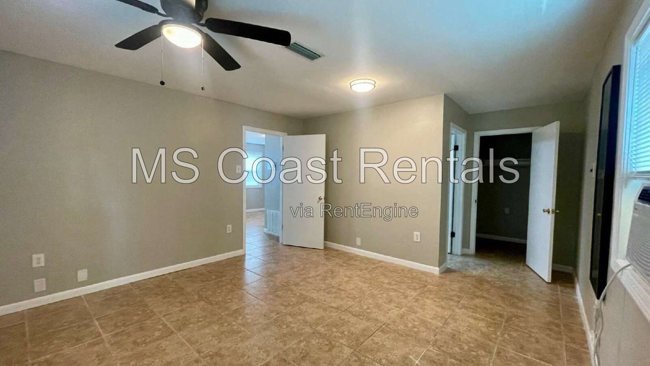 1067 Park Ct S - Photo 3 of 4