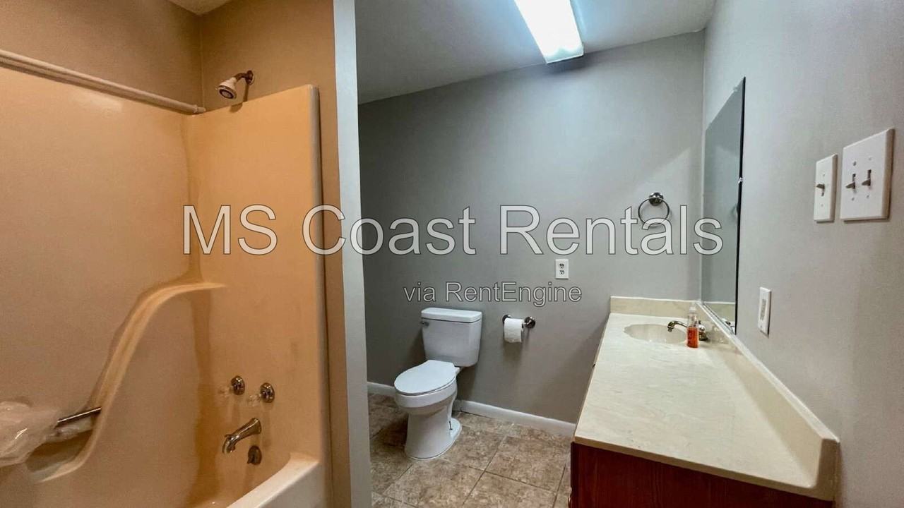 1067 Park Ct S - Photo 4 of 4