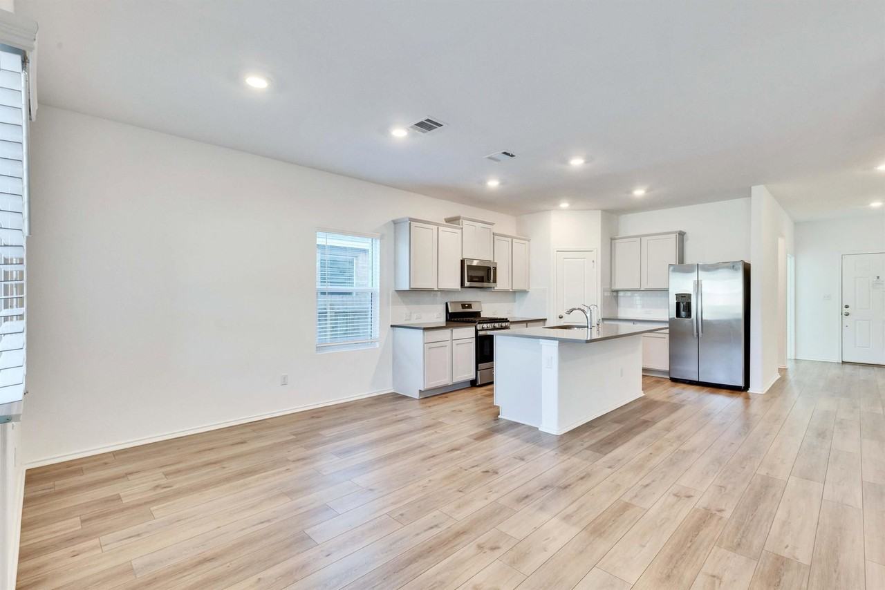 1725 Devine Lake Bnd - Photo 2 of 40