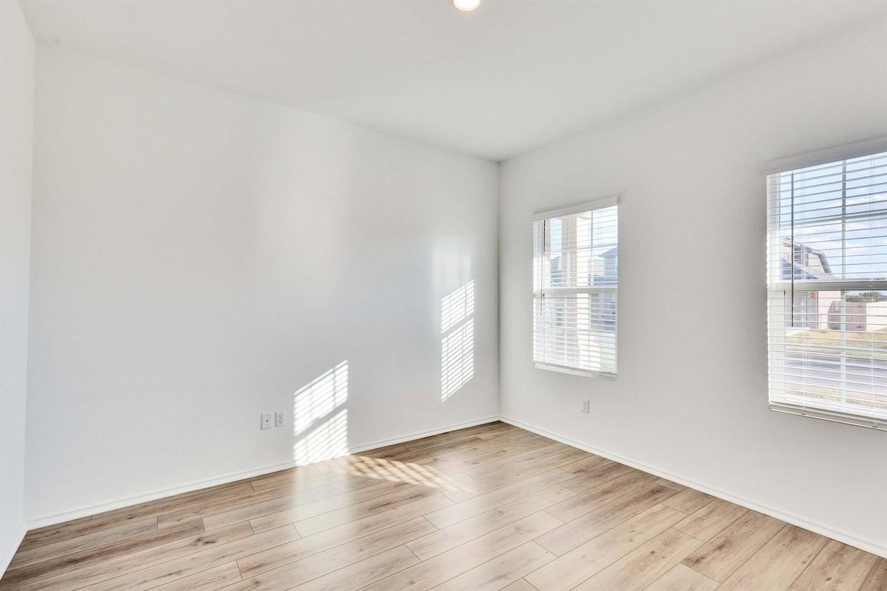 1725 Devine Lake Bnd - Photo 5 of 40