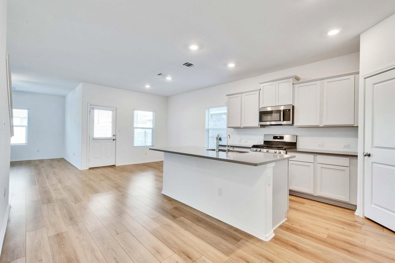 1725 Devine Lake Bnd - Photo 6 of 40