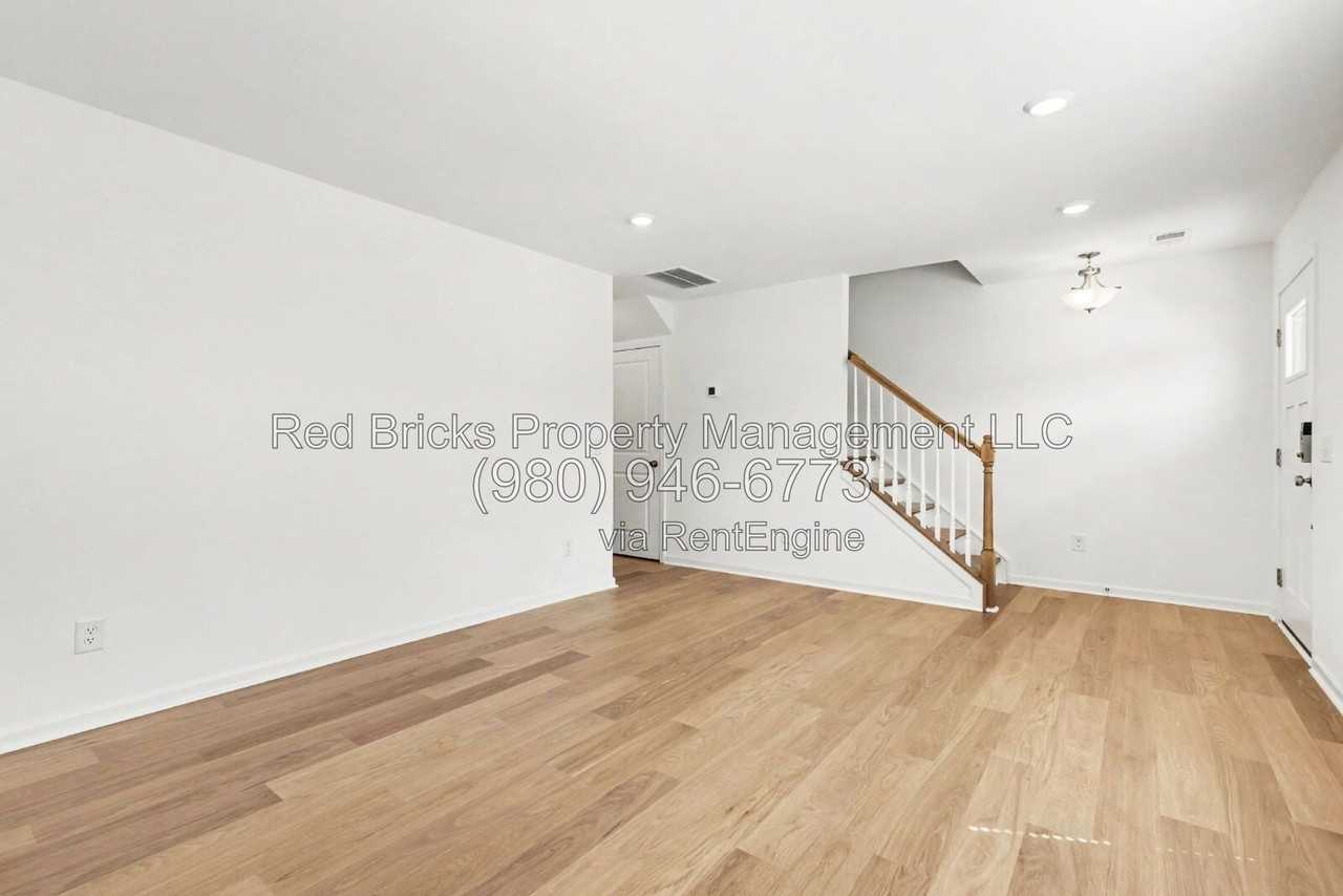 545 Silver Star Blvd - Photo 6 of 25