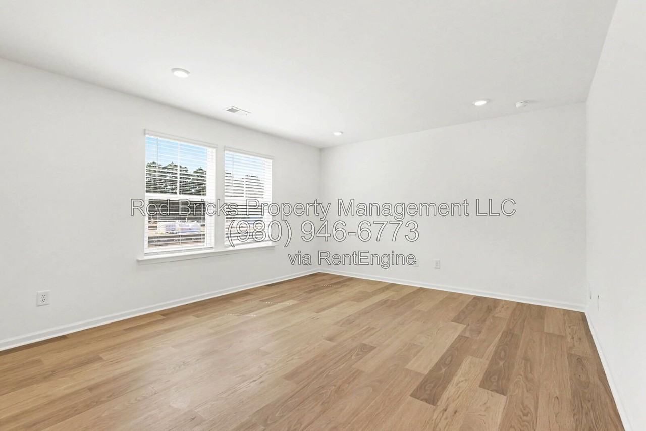 545 Silver Star Blvd - Photo 7 of 25