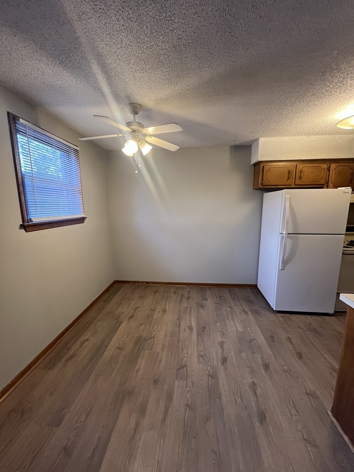307 S Mulberry St #D - Photo 3 of 10