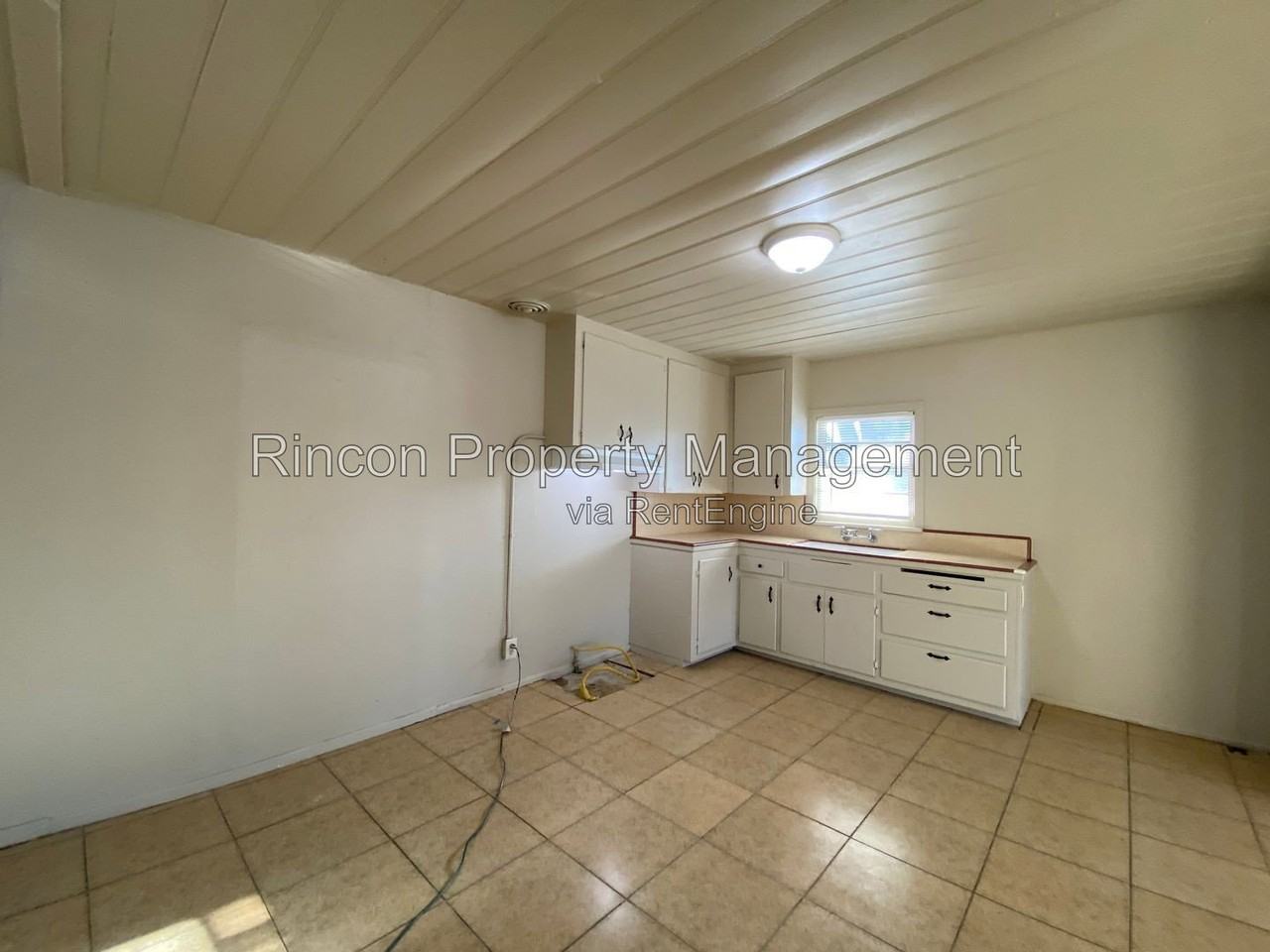 752 W Main St - Photo 3 of 15