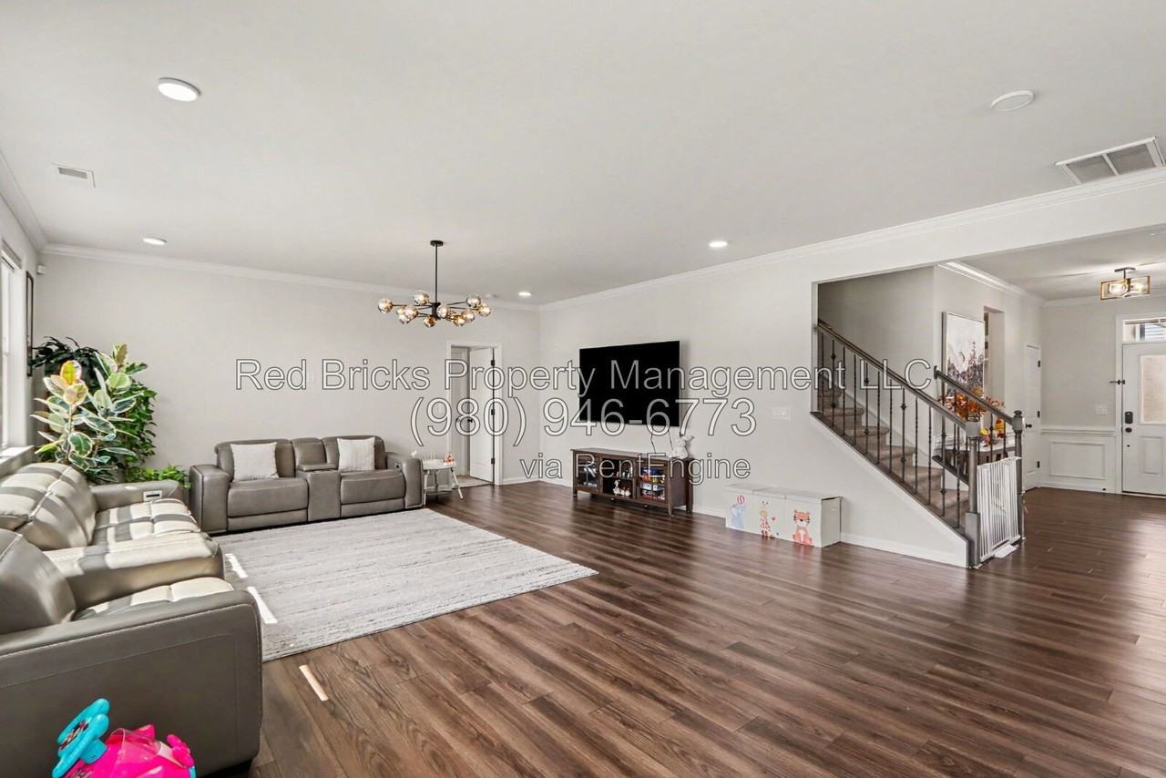 1518 Ainslie Place Rd - Photo 7 of 36