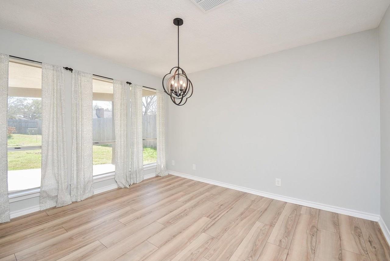 16505 Cornwall St - Photo 5 of 31