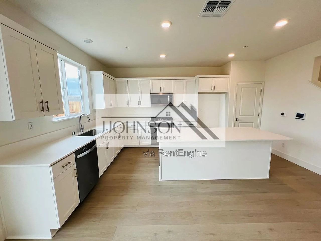 16492 Bandon Ln - Photo 3 of 12
