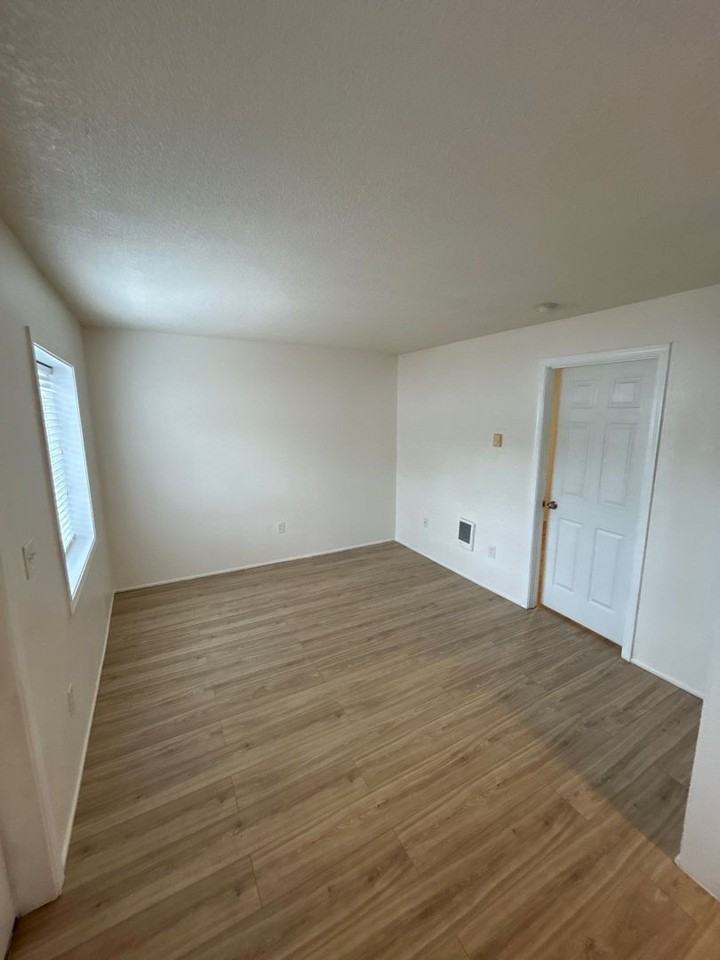 1358 12th St Se - Photo 3 of 11