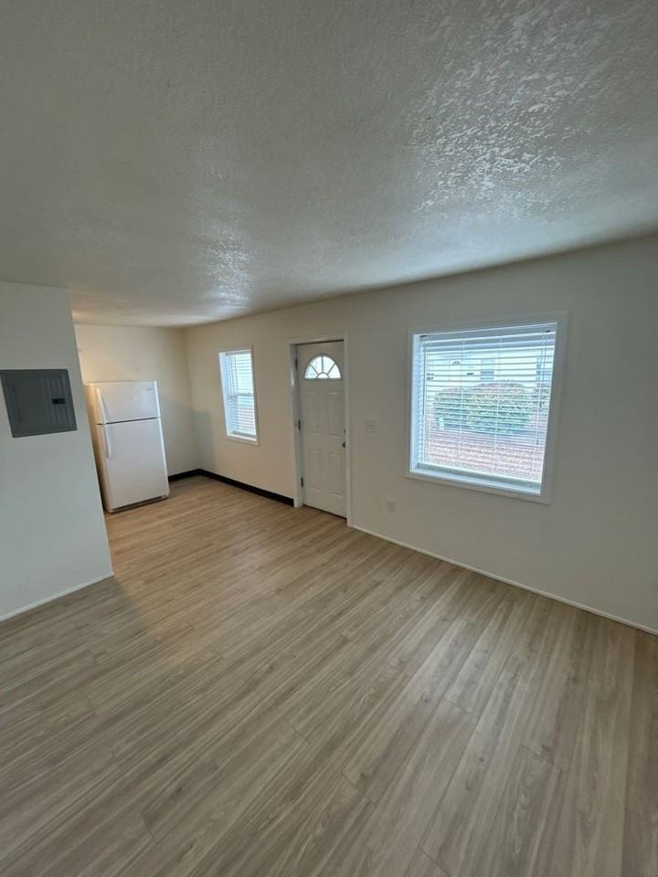 1358 12th St Se - Photo 4 of 11