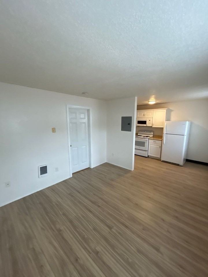 1358 12th St Se - Photo 5 of 11