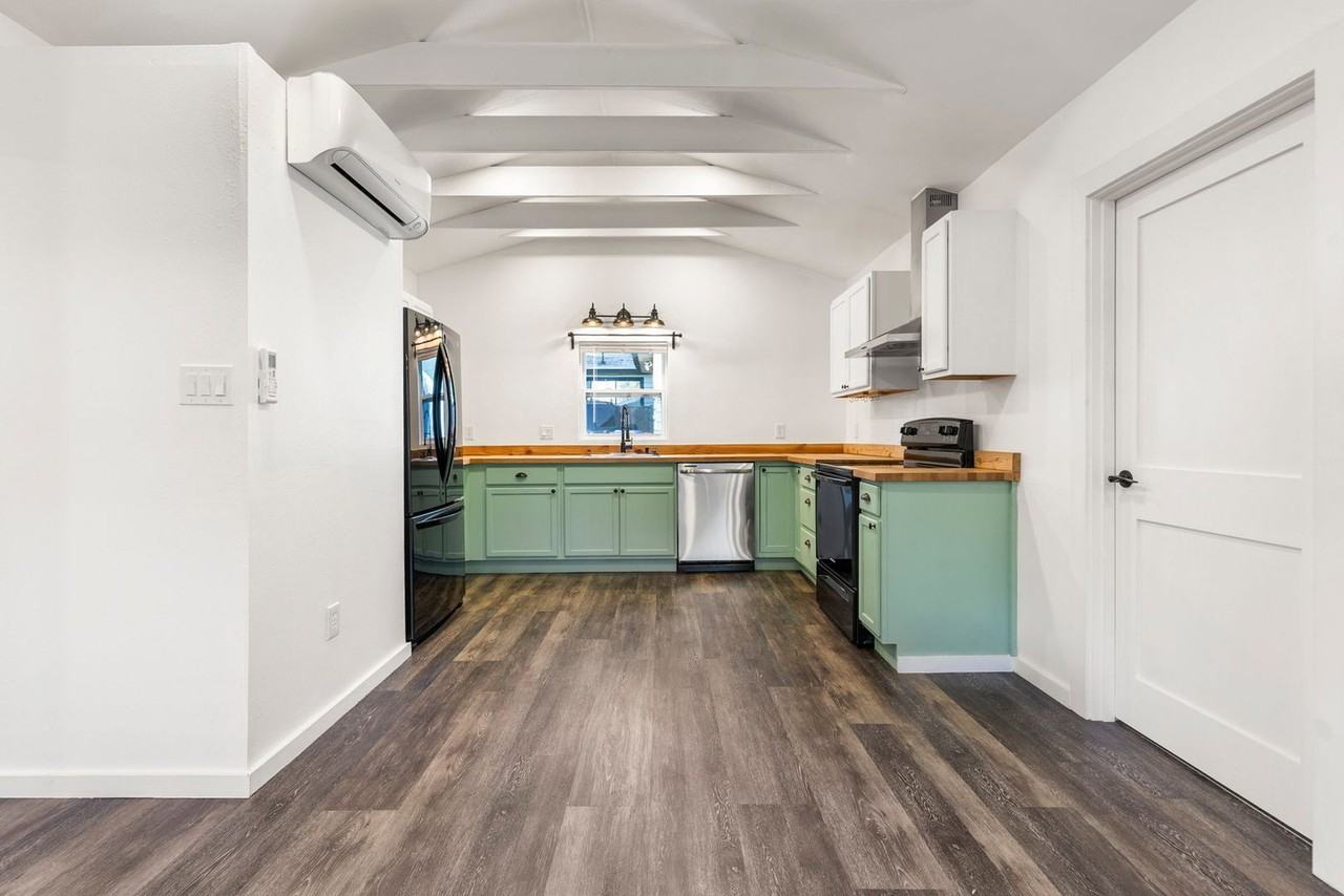 220 Se 157th Ave - Photo 5 of 19