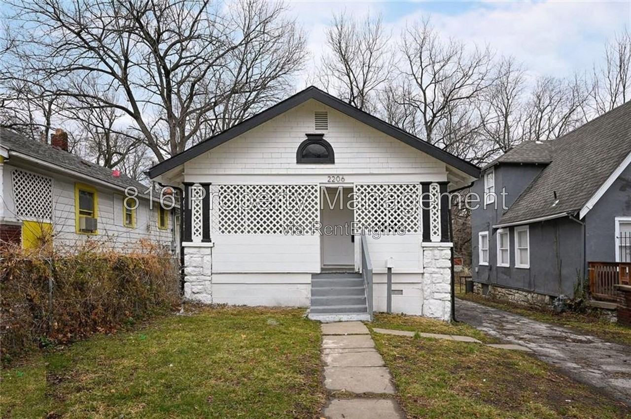 2206 E 58th St - Photo 2 of 11