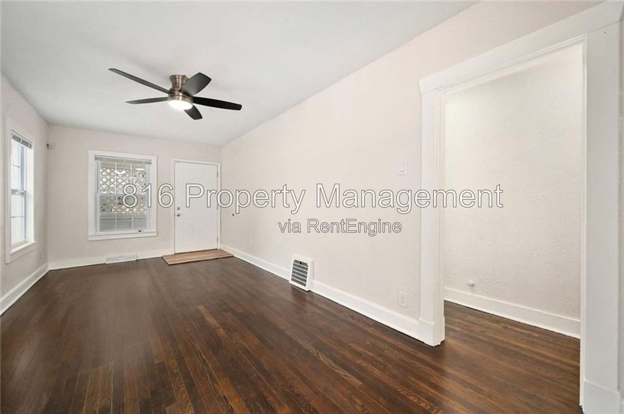 2206 E 58th St - Photo 4 of 11