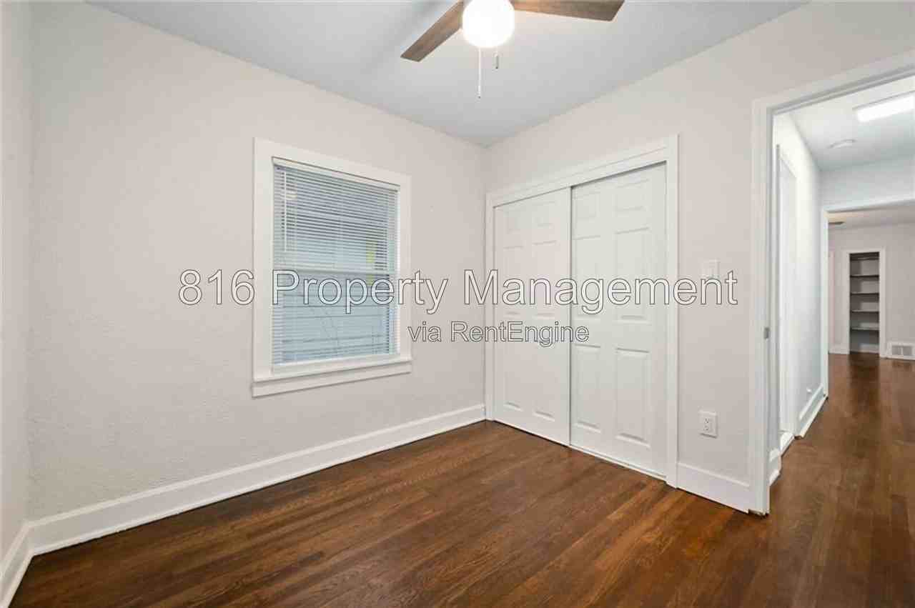 2206 E 58th St - Photo 5 of 11