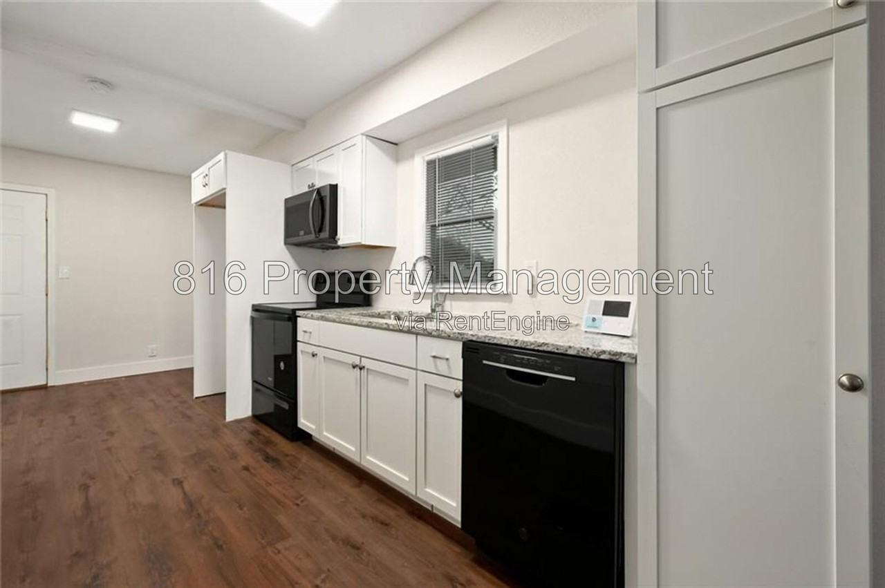 2206 E 58th St - Photo 7 of 11