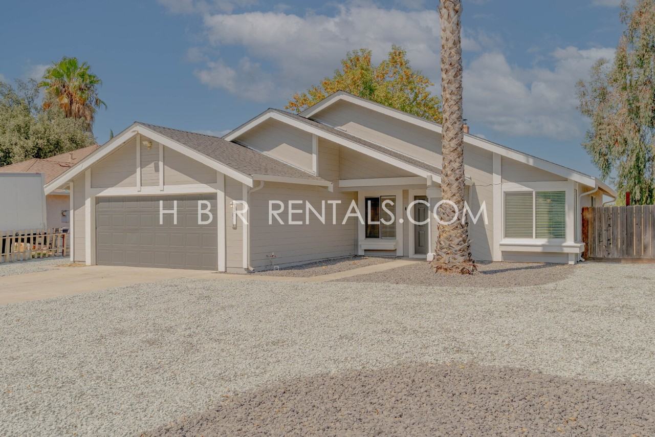 435 Palm Cir - Photo 2 of 36