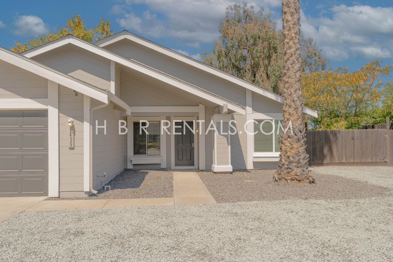 435 Palm Cir - Photo 3 of 36