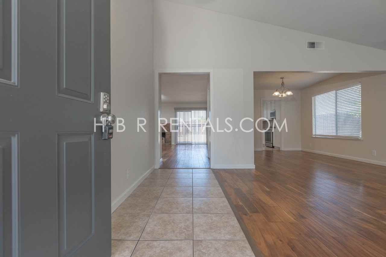 435 Palm Cir - Photo 4 of 36