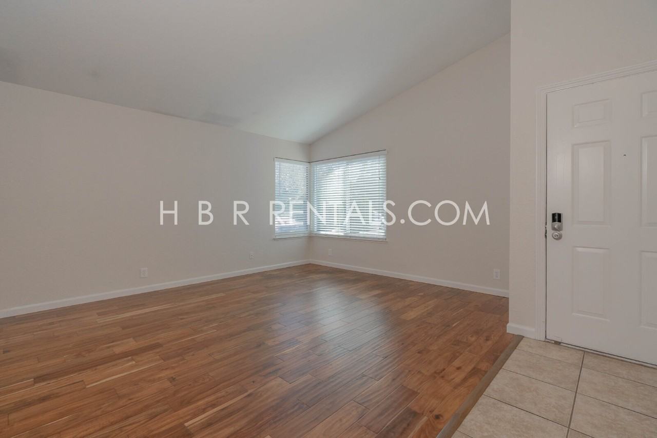 435 Palm Cir - Photo 5 of 36