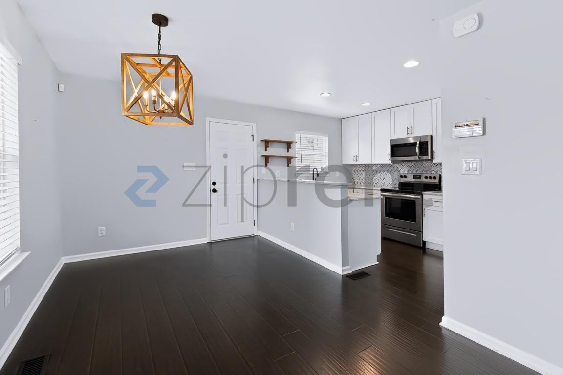 418 Katonah Ave - Photo 5 of 29