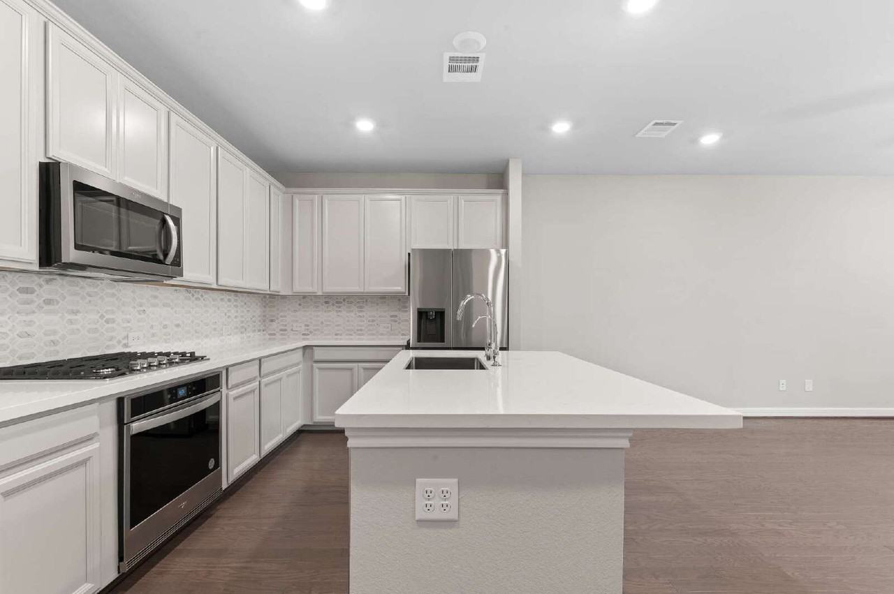 9511 Towne Lake Pkwy - Photo 2 of 17