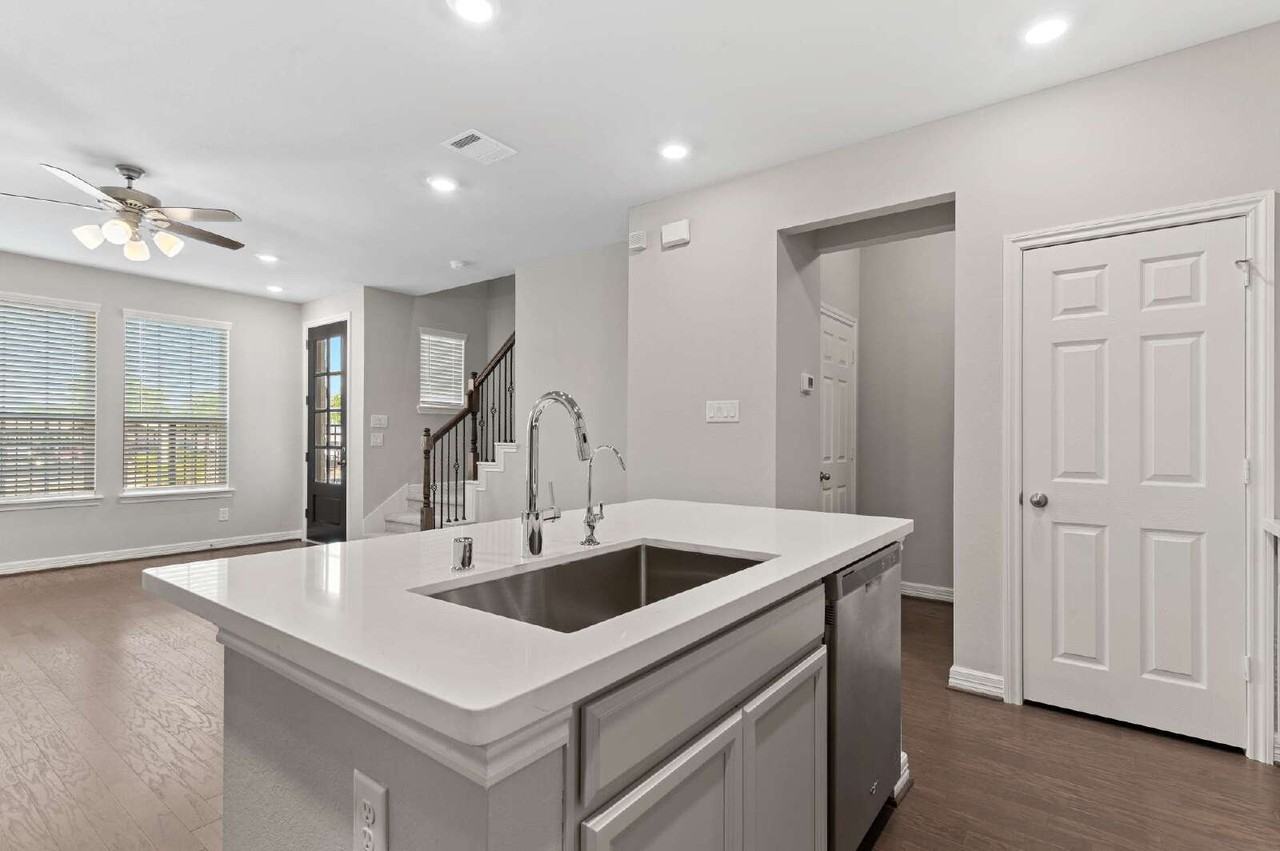 9511 Towne Lake Pkwy - Photo 7 of 17