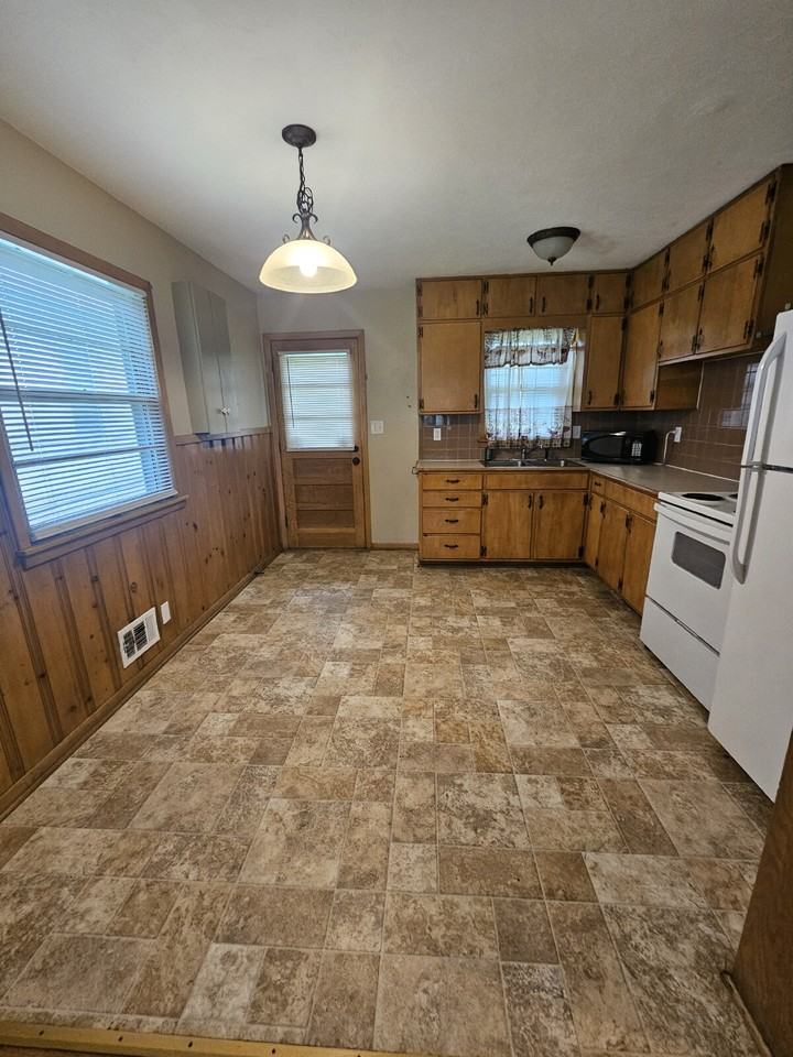 409 W Linden Ave - Photo 4 of 11