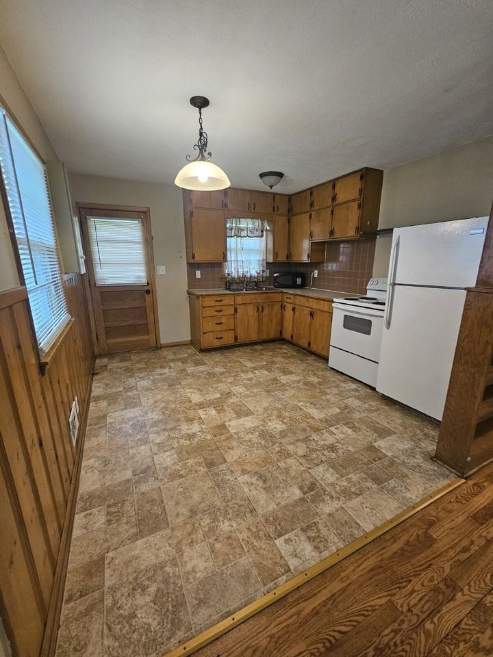 409 W Linden Ave - Photo 5 of 11