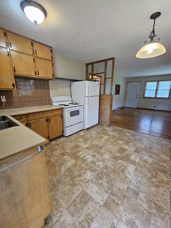 409 W Linden Ave - Photo 6 of 11