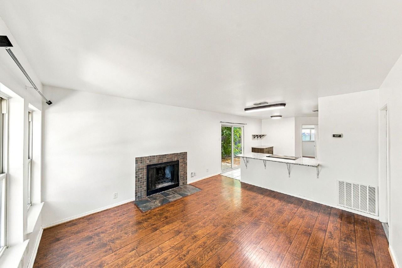 9410 Valley Bnd - Photo 3 of 32