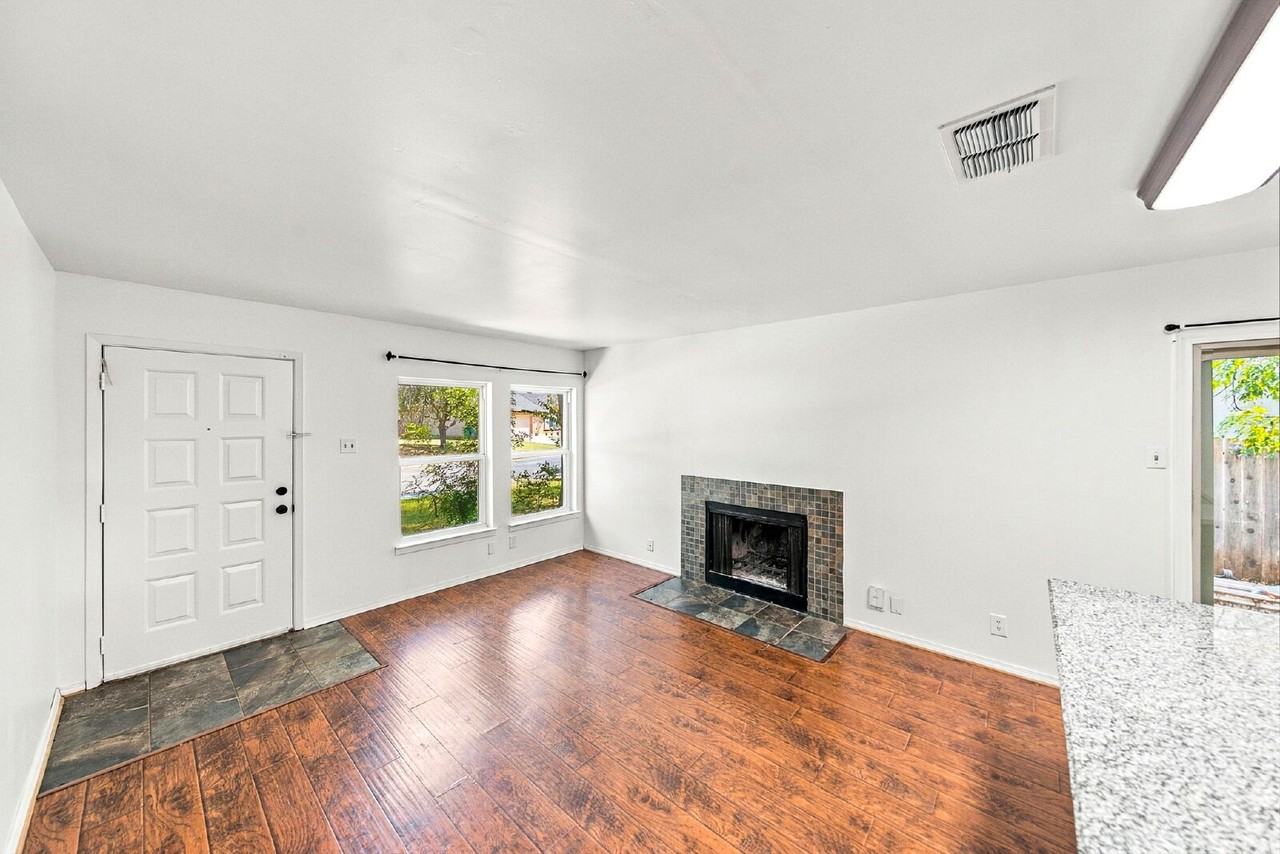 9410 Valley Bnd - Photo 5 of 32