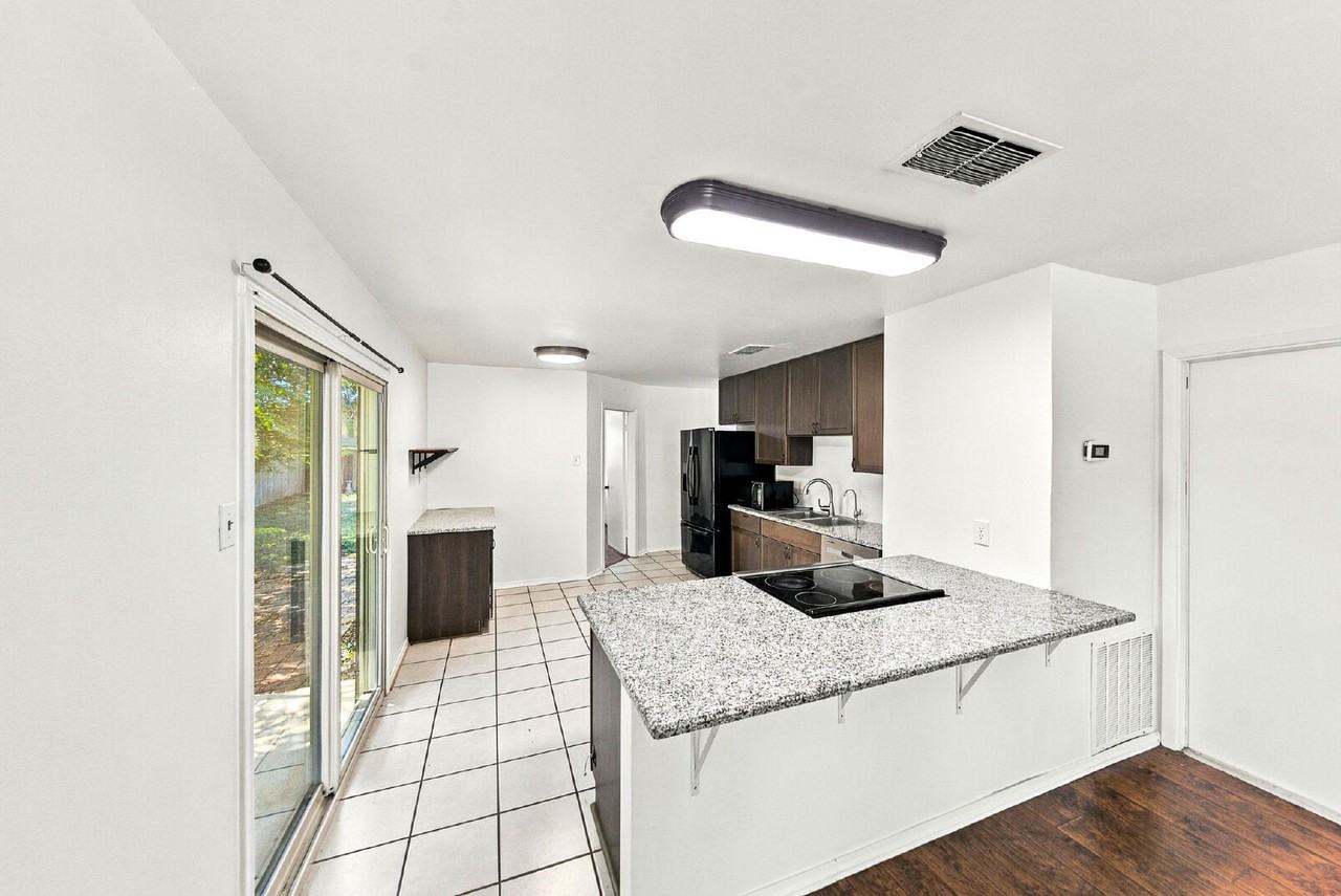 9410 Valley Bnd - Photo 7 of 32