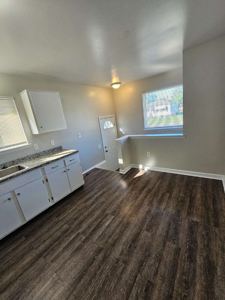 23084 Lambrecht Ave - Photo 4 of 15