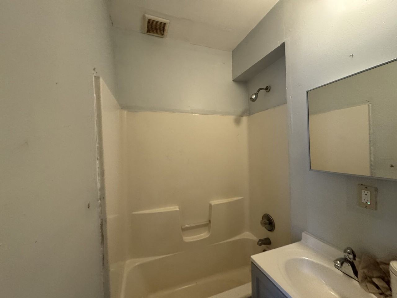 2938 Dupont Ave N - Photo 6 of 10