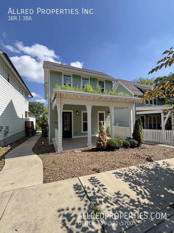 942 S College Ave