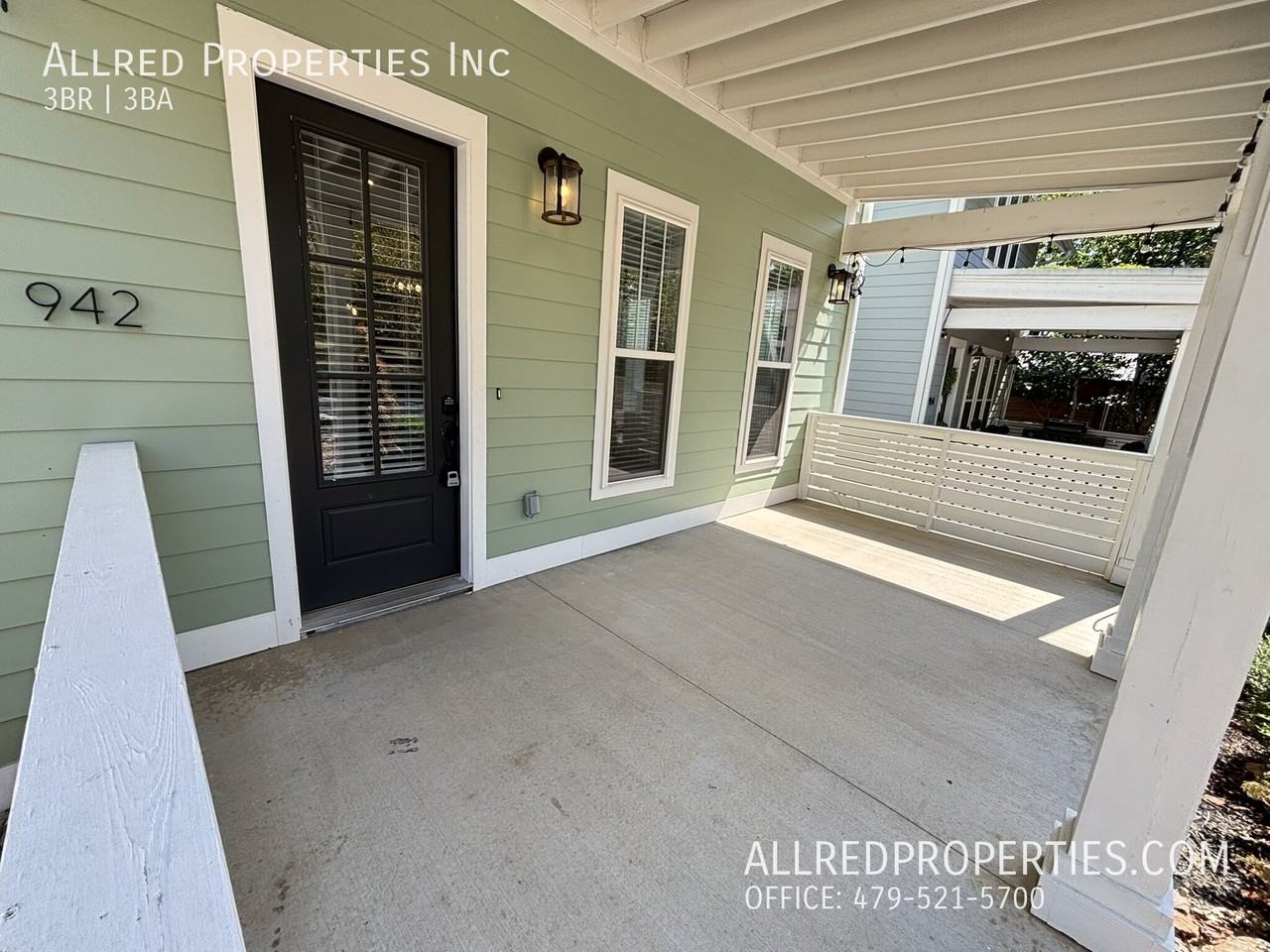 942 S College Ave - Photo 3 of 15