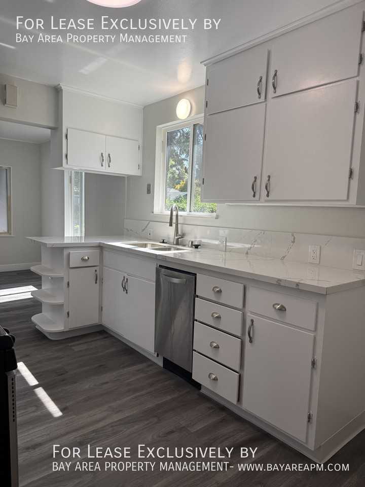 1686 Hampton Ave - Photo 5 of 9