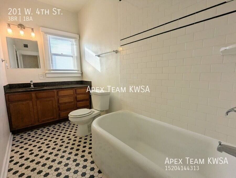 201 W 4th St - Photo 5 of 39