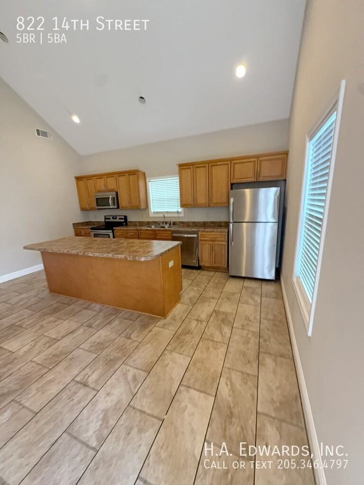 822 14th St - Photo 4 of 4