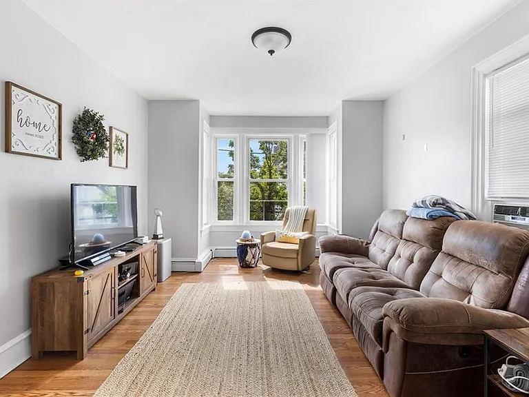 40 Vine St #2 - Photo 5 of 9