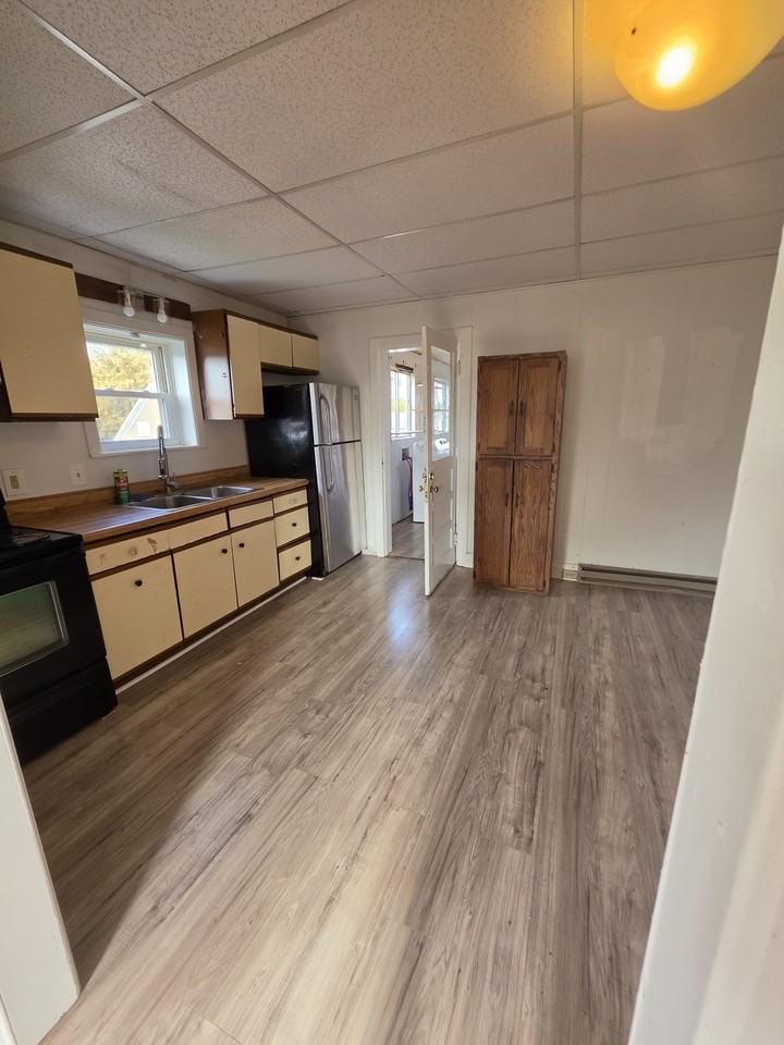 757 Spruce St #B - Photo 2 of 12