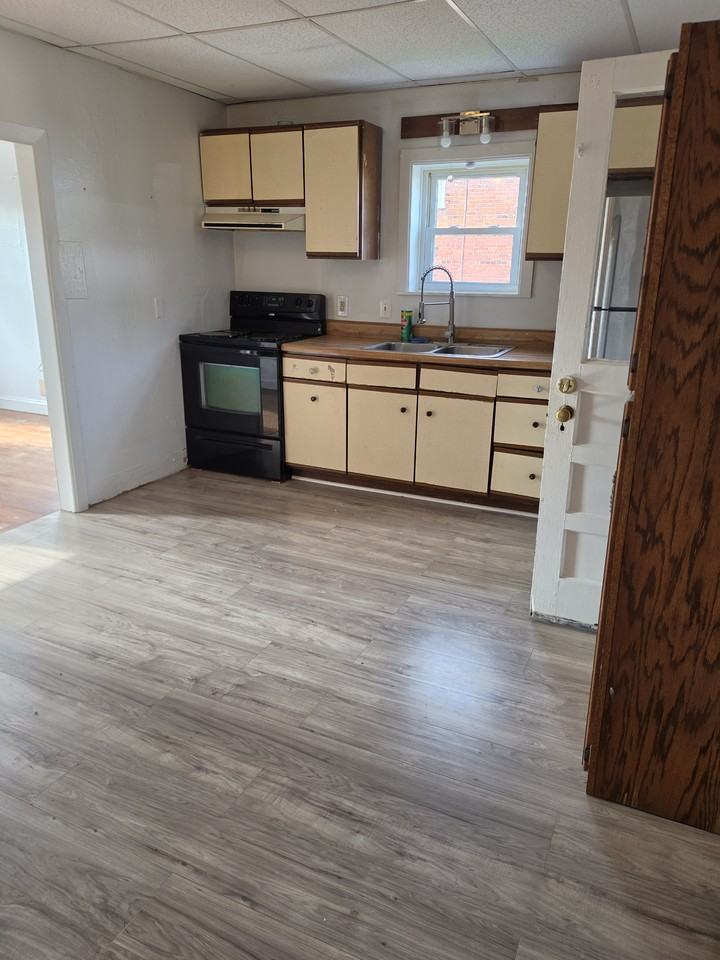 757 Spruce St #B - Photo 3 of 12