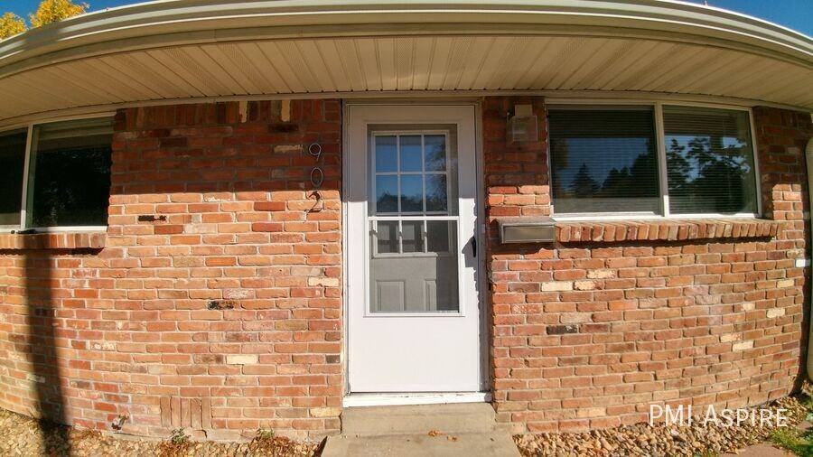 902 Tulip St - Photo 3 of 13