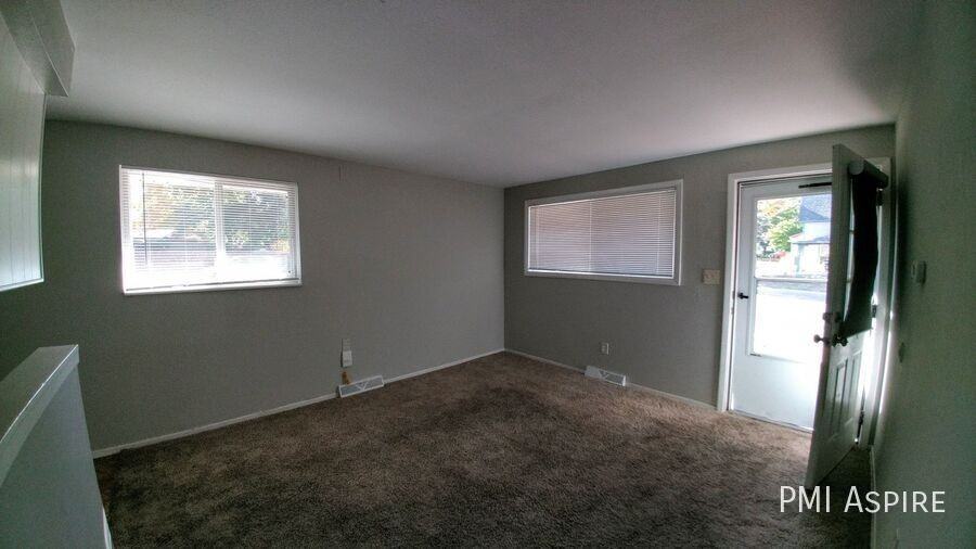902 Tulip St - Photo 5 of 13