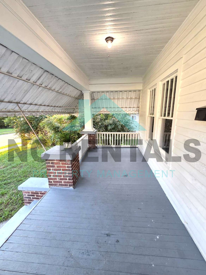 807 Douglas St - Photo 3 of 34