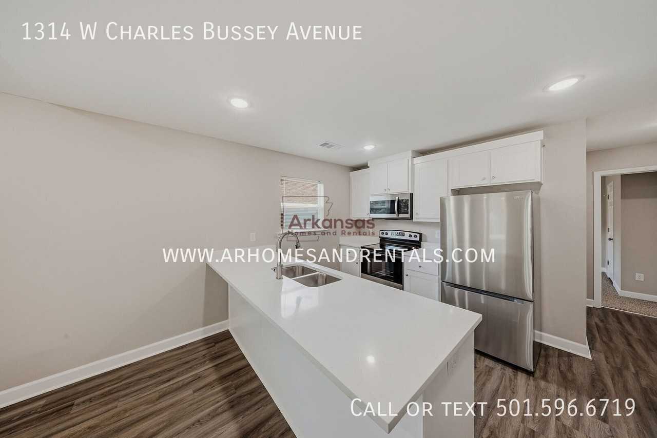 1314 W Charles Bussey Ave - Photo 4 of 15