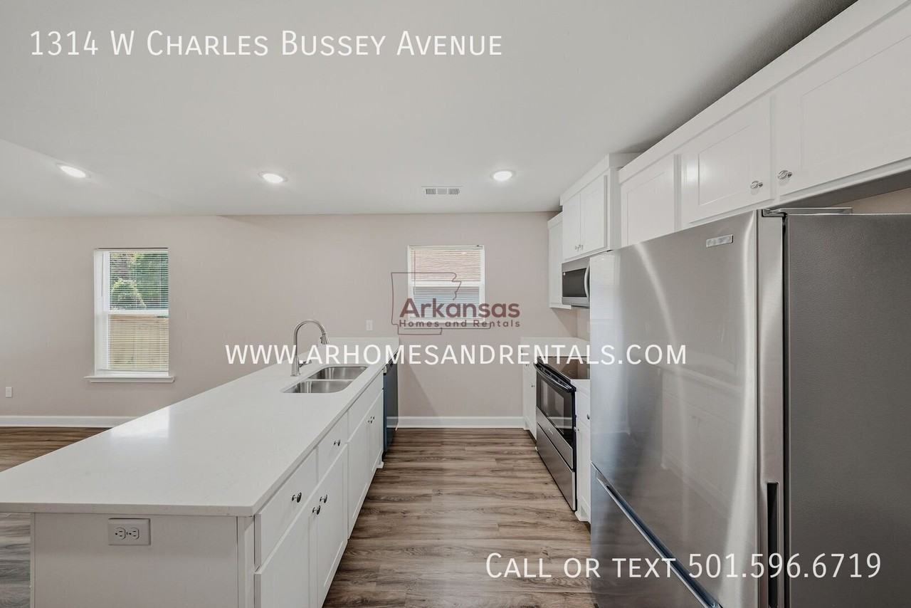 1314 W Charles Bussey Ave - Photo 5 of 15