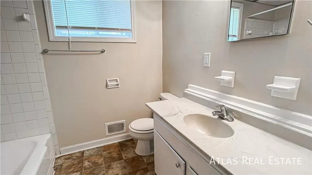 6644/6646, 6650/6654 Maywood Avenue - Photo 4 of 16