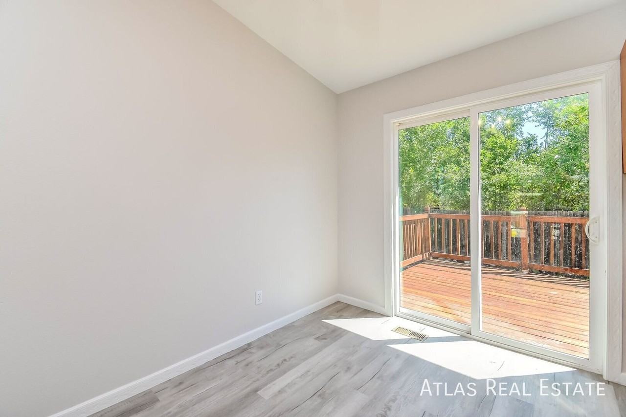 4330 Dooley Way - Photo 4 of 21
